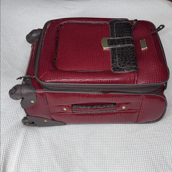 Samantha Brown Red Crocodile Embossed Spinner Travel Carry-On Bag  - 9 x 14 x 22 - Picture 8 of 10